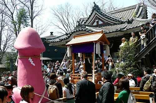 Un momento della processione durante il Chiwawa Matsuri