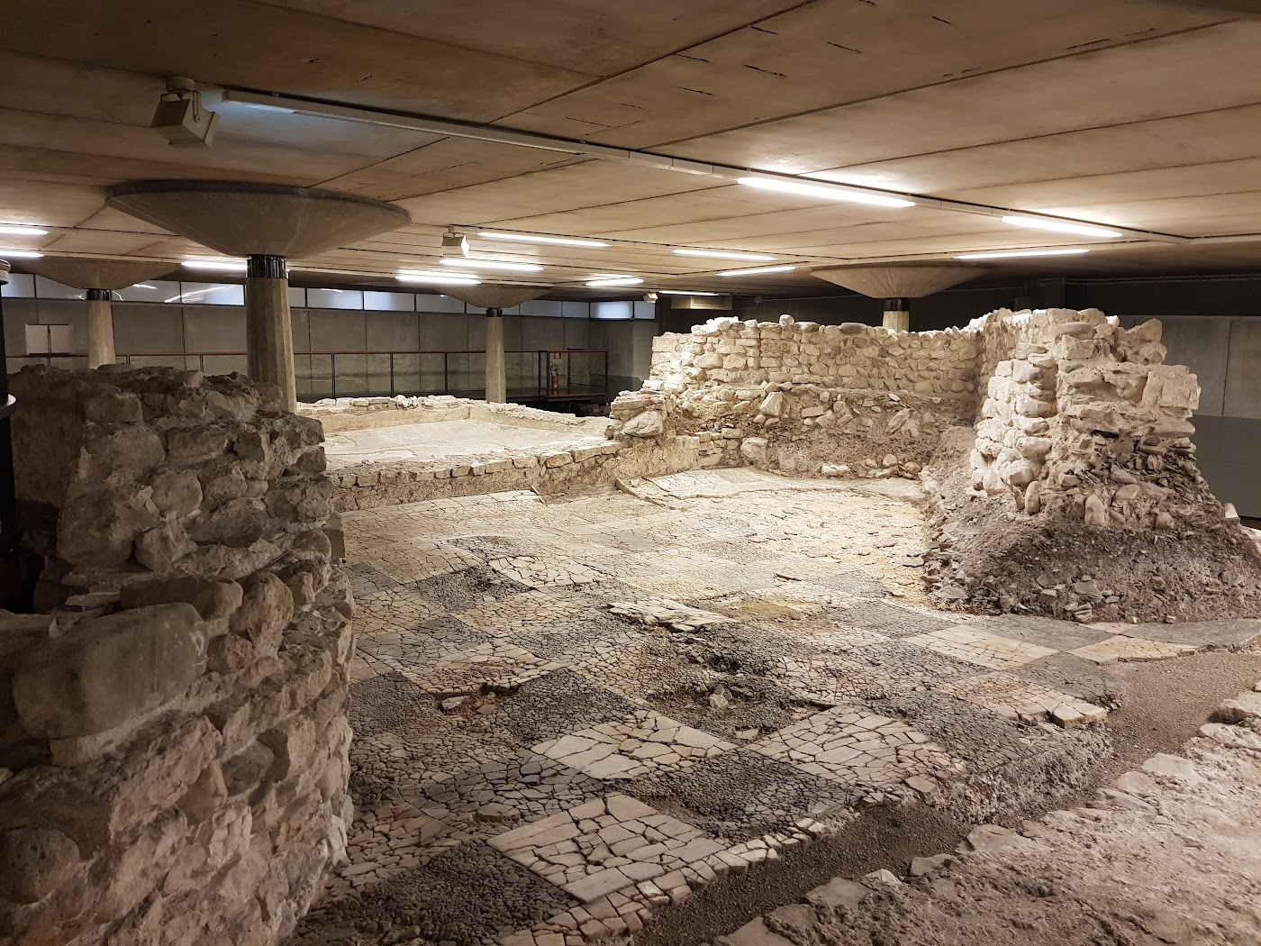 Resti di muri e pavimentazioni antiche nell'area archeologica sotto il Duomo di Feltre