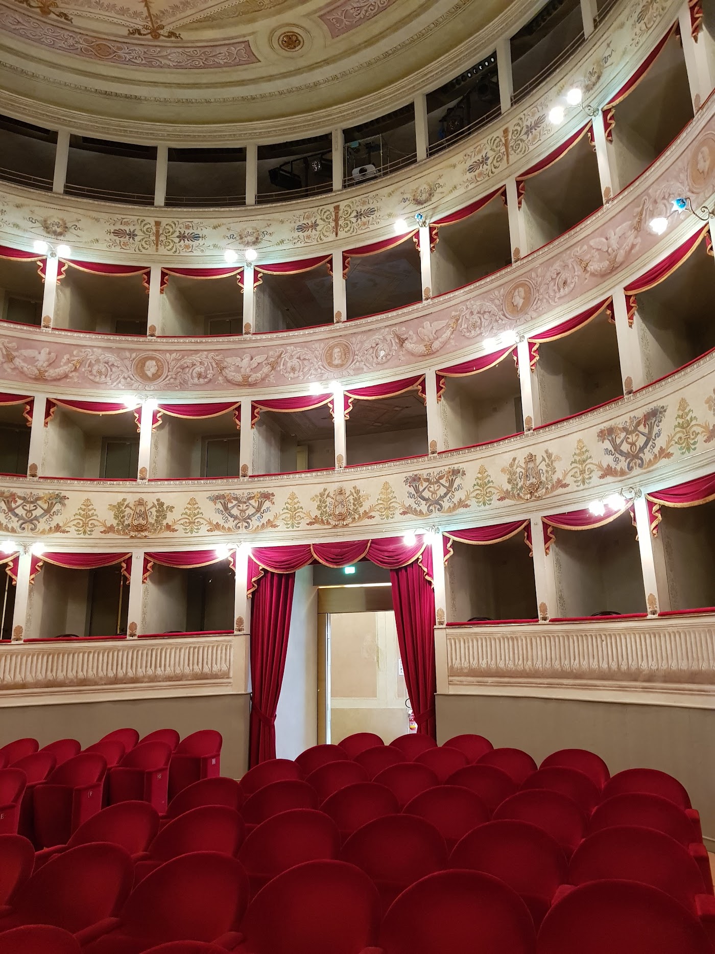 Sala di un teatro con le poltroncine rosse e i palchi, il Teatro de la Sena di Feltre